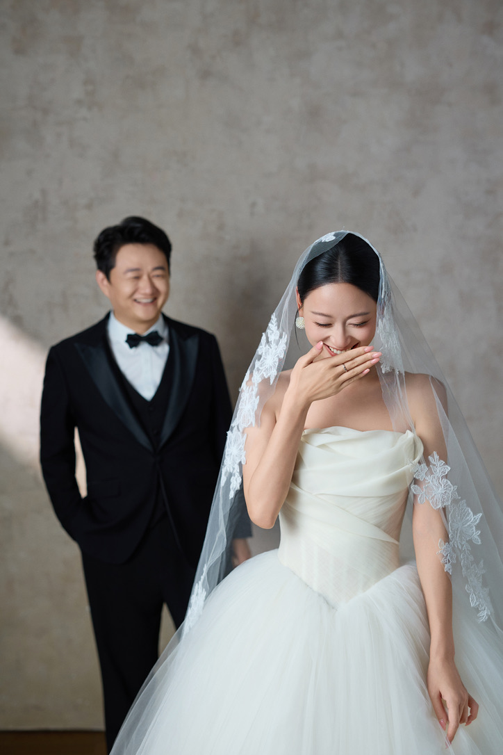 蔡婷婷含笑回眸，张运润在身后微笑